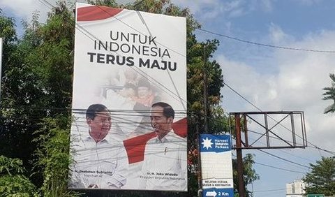 Sebelumnya, baliho dengan foto Presiden Jokowi bersama Menhan Prabowo terpasang di sejumlah daerah. Misalnya, di Jawa Timur, Jawa Tengah<br>