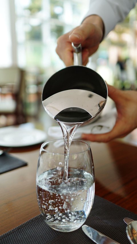 Seberapa Penting Minum Air Putih setelah Konsumsi Teh atau Kopi?