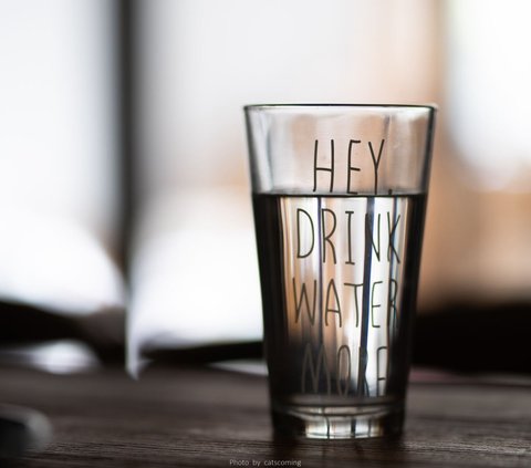 Seberapa Penting Minum Air Putih setelah Konsumsi Teh atau Kopi?