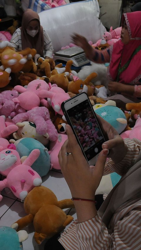 Dalam sehari produksinya mampu membuat 100 sampai 200 boneka.<br>