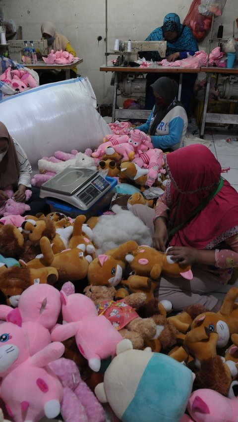 Karena bahan baku boneka yang mudah didapat mereka mampu memproduksi hingga 200 boneka dalam sehari.<br>