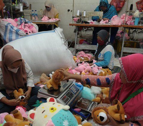 FOTO: Geliat Perajin Boneka di Bekasi Mampu Produksi Ratusan Boneka Setiap Hari dengan Harga Jutaan Rupiah