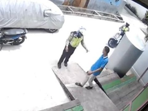 Chased by Police for Not Wearing a Helmet, This Man Escapes into a Narrow Alley Turns Out to be a Dead End, The Ending...