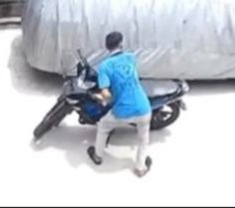 Chased by Police for Not Wearing a Helmet, This Man Escapes into a Narrow Alley Turns Out to be a Dead End, The Ending...