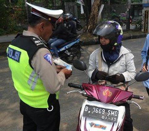 Chased by Police for Not Wearing a Helmet, This Man Escapes into a Narrow Alley Turns Out to be a Dead End, The Ending...