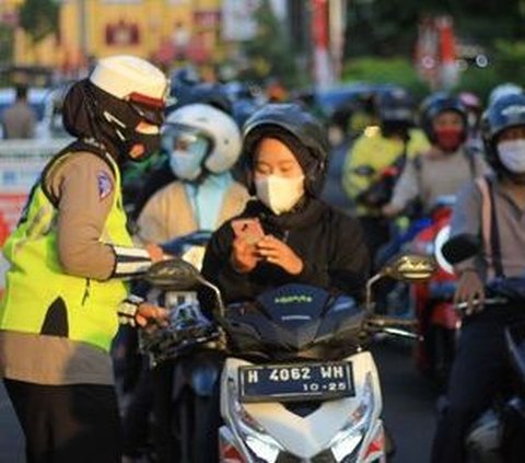 Chased by Police for Not Wearing a Helmet, This Man Escapes into a Narrow Alley Turns Out to be a Dead End, The Ending...