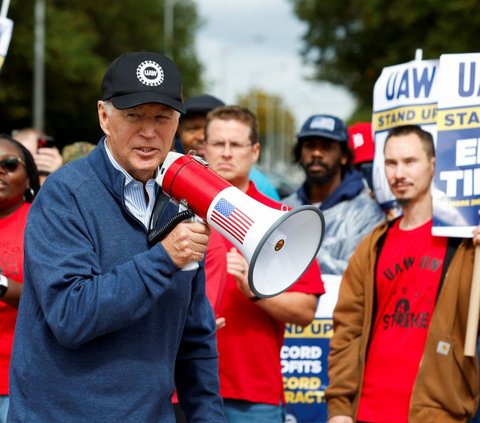 Presiden AS Joe Biden ikut bergabung dalam aksi demo dengan para anggota serikat pekerja United Auto Workers (UAW) yang mogok kerja di luar pabrik Operasi Suku Cadang Layanan General Motors di Belleville, Michigan (26/9/2023).
