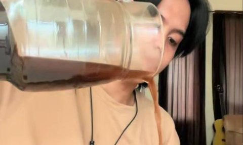 Viral Pria Minum Kopi Segalon, Ini Dampaknya Bagi Kesehatan