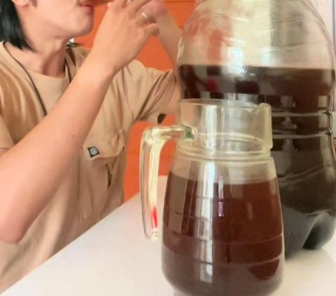 Viral Pria Minum Kopi Segalon, Ini Dampaknya Bagi Kesehatan