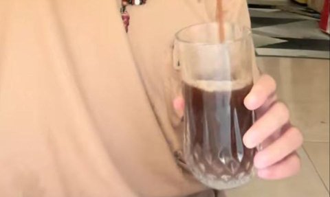 Viral Pria Minum Kopi Segalon, Ini Dampaknya Bagi Kesehatan