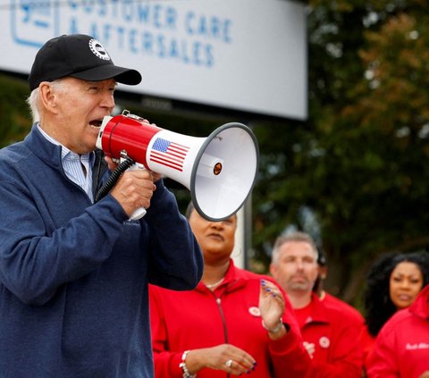 FOTO: Demo Bareng Pekerja di Michigan, Joe Biden Ikut Menyuarakan Kenaikan Gaji dan Tunjangan di Depan Pabrik Otomotif