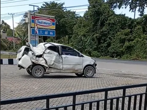 Viral Wrecked Car Still Drives on the Road