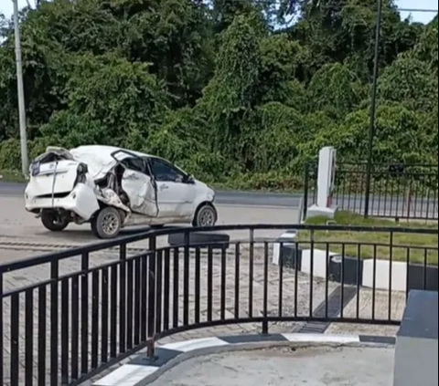 Viral Wrecked Car Still Drives on the Road