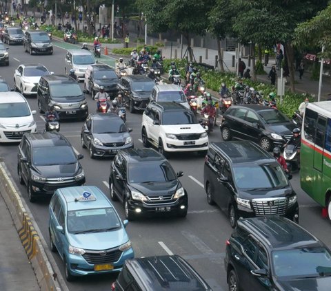 Viral Wrecked Car Still Drives on the Road