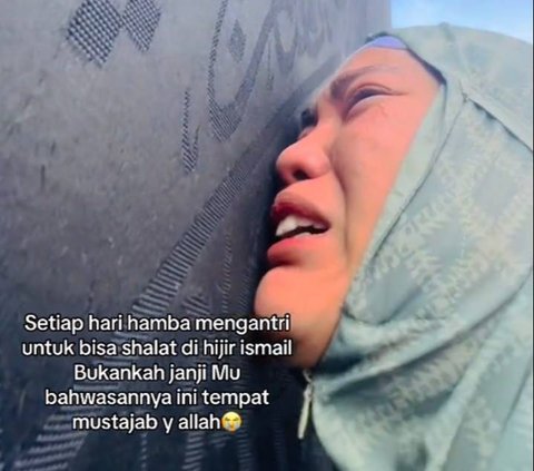 This Woman Cries Hard While Kissing the Kaaba, Grieving and Complaining About Being Insulted as an Infertile Woman