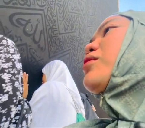 This Woman Cries Hard While Kissing the Kaaba, Grieving and Complaining About Being Insulted as an Infertile Woman