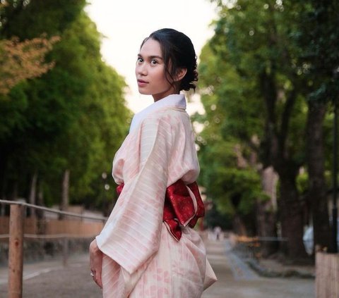 Potret Cantik Azizah Salsha Pakai Kimono, Pratama Arhan Komennya Bikin Baper 'Prettiest'