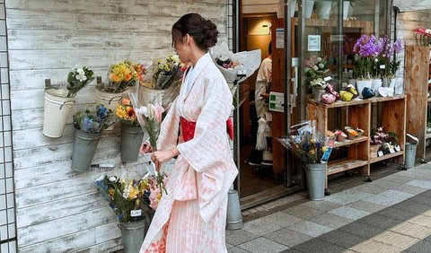 Penampilan Azizah Salsha mengenakan Kimono banjir pujian. Potret Azizah Salsha dipuji begitu cantik.<br>
