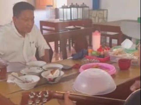 Momen Irjen Krishna Murti Makan di Warung Sop Ditemani Pengamen Wanita 'Beliau Suaminya Wafat Kecelakaan'