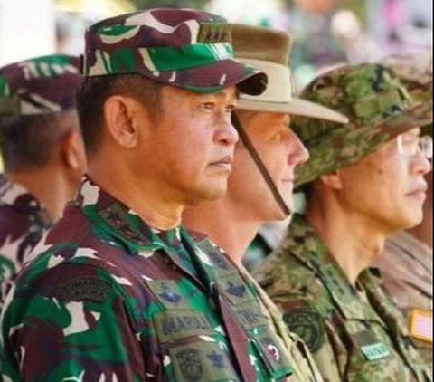 Momen Pangkostrad Letjen Maruli Potong Kue Saat Rayakan Ultah Pensiunan Jenderal Darah Kopassus