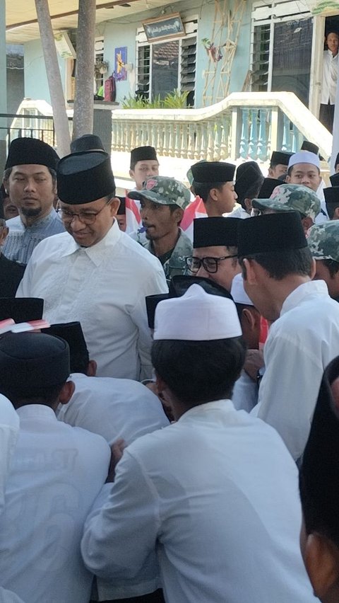 <br>Kunjungi Ponpes di Banyuwangi, Anies-Cak Imin Disambut Santri hingga Emak-Emak Manis