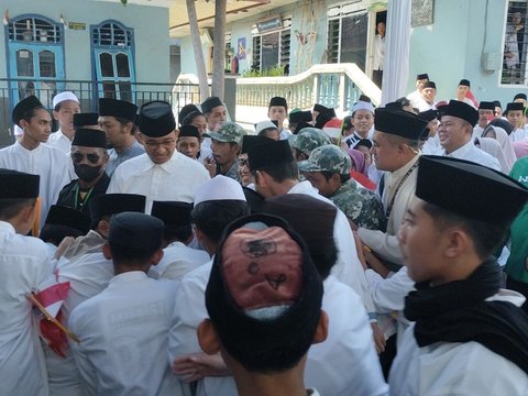 Kunjungi Ponpes di Banyuwangi, Anies-Cak Imin Disambut Santri hingga Emak-Emak Manis