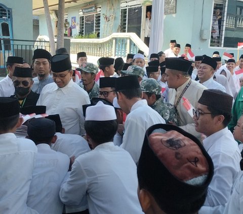 Selain santri dan emak-emak Anies atau Manis, ada juga simpatisan Partai Kebangkitan Bangsa (PKB). Para simpatisan meneriakkan nama Anies dan Cak Imin.