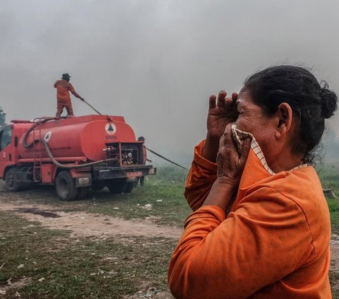 FOTO: Potret Permukiman di Sumsel Dikepung Asap Tebal Karhutla, Warga Pakai Pelindung Seadanya