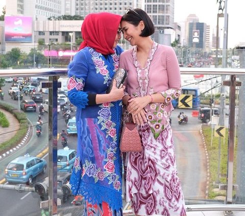 10 Potret Cantik Caca Tengker Kompak Pakai Kebaya dengan Mama Rieta, Penampilannya Curi Perhatian