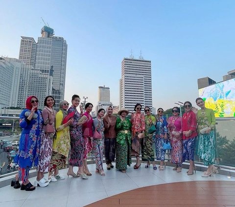 10 Potret Cantik Caca Tengker Kompak Pakai Kebaya dengan Mama Rieta, Penampilannya Curi Perhatian