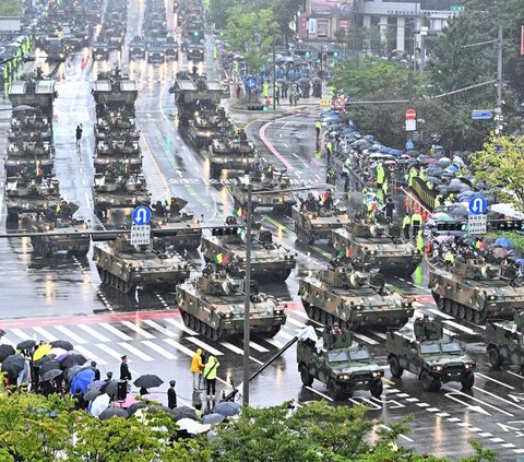 Korea Selatan menggelar parade militer skala besar untuk pertama kalinya dalam satu dekade. Momen langka ini terjadi pada peringatan Hari Angkatan Bersenjata Korea Selatan ke-75 di Seoul, pada Selasa (26/9/2023).
