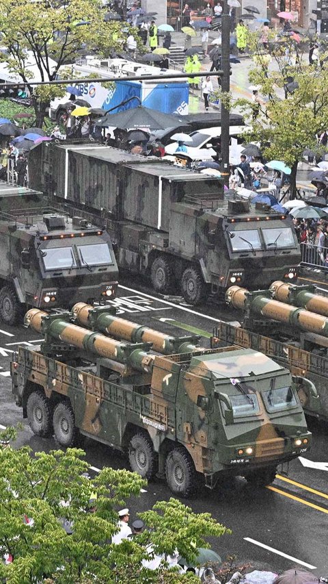Rudal jelajah baru, Hyunmoo-3 turut ditampilkan dalam parade militer Korea Selatan.