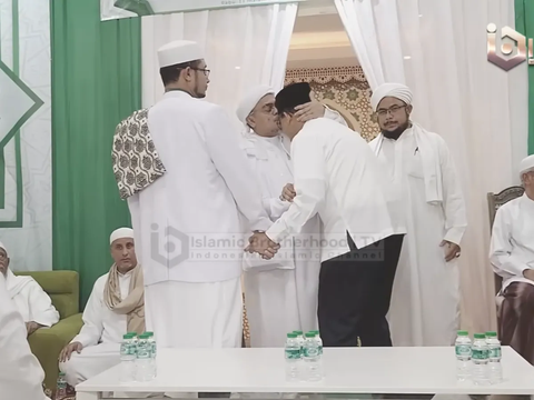The Moment Habib Rizieq Hugged and Kissed Anies Baswedan's Forehead When Attending a Wedding in Petamburan Jakarta