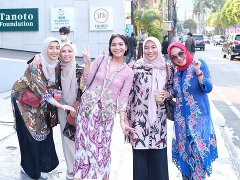 10 Potret Cantik Caca Tengker Kompak Pakai Kebaya dengan Mama Rieta, Penampilannya Curi Perhatian