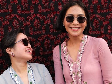 10 Potret Cantik Caca Tengker Kompak Pakai Kebaya dengan Mama Rieta, Penampilannya Curi Perhatian