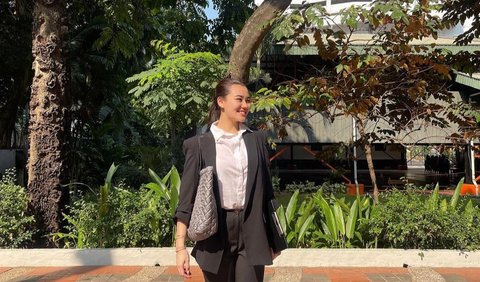 Tampilan Kedua: Elegan dengan Kemeja dan Blazer<br>