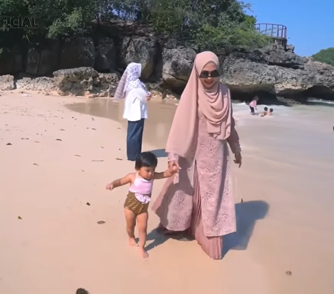 10 Potret Keseruan Moana Anak Ria Ricis Asyik Main Pasir Pantai di Malang, Netizen 'Bibit Mermaid'