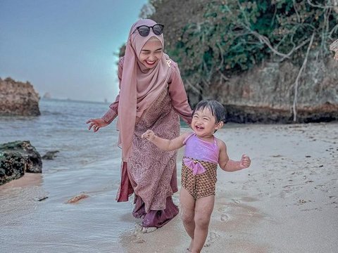 10 Potret Keseruan Moana Anak Ria Ricis Asyik Main Pasir Pantai di Malang, Netizen 'Bibit Mermaid'