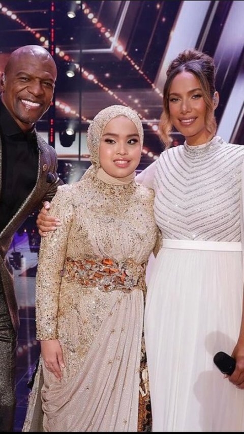 Putri Ariani juga berkesempatan duet bareng Leona Lewis. Penampilan keduanya sukses menghipnotis penonton.