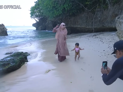 10 Potret Keseruan Moana Anak Ria Ricis Asyik Main Pasir Pantai di Malang, Netizen 'Bibit Mermaid'