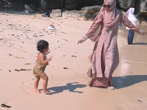 10 Potret Keseruan Moana Anak Ria Ricis Asyik Main Pasir Pantai di Malang, Netizen 'Bibit Mermaid'