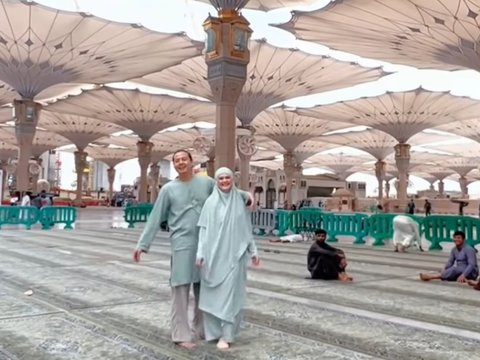 Potret Roger Danuarta dan Cut Meyriska Umrah ke Tanah Suci, Ajak Shaquille dan Jourell