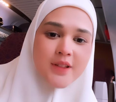 Potret Roger Danuarta dan Cut Meyriska Umrah ke Tanah Suci, Ajak Shaquille dan Jourell