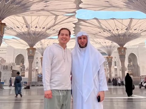 Potret Roger Danuarta dan Cut Meyriska Umrah ke Tanah Suci, Ajak Shaquille dan Jourell