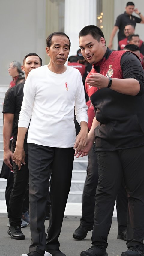 Viral Video Menpora Dito Asyik Nyanyi dan Joget Samping Jokowi, Mendadak Ciut Saat Dipelototin Paspampres