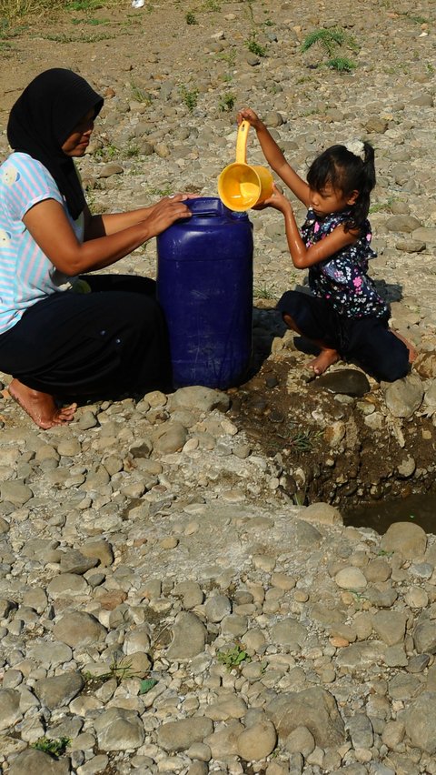 FOTO: Potret Miris Warga Bogor Terdampak El Nino, Gali Sumur di Tengah Sungai Demi Dapatkan Air