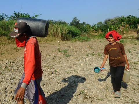 FOTO: Potret Miris Warga Bogor Terdampak El Nino, Gali Sumur di Tengah Sungai Demi Dapatkan Air