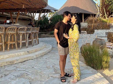 Potret Terbaru Kebersamaan Tyas Mirasih dan Suami di Bali, Romantis Banget!