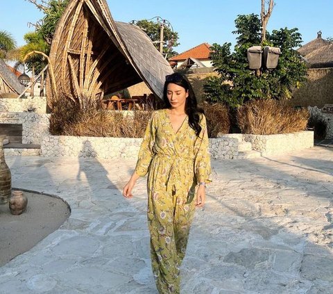 Potret Terbaru Kebersamaan Tyas Mirasih dan Suami di Bali, Romantis Banget!