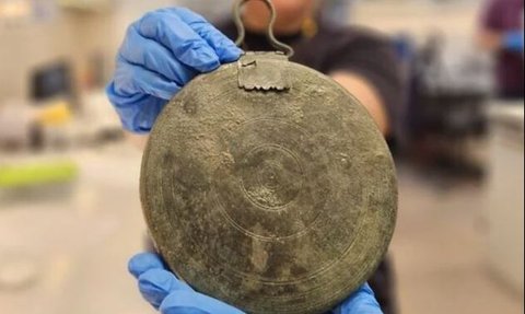 Cermin Perunggu Ditemukan dalam Makam Berusia 2.300 Tahun, Diyakini Milik PSK Yunani